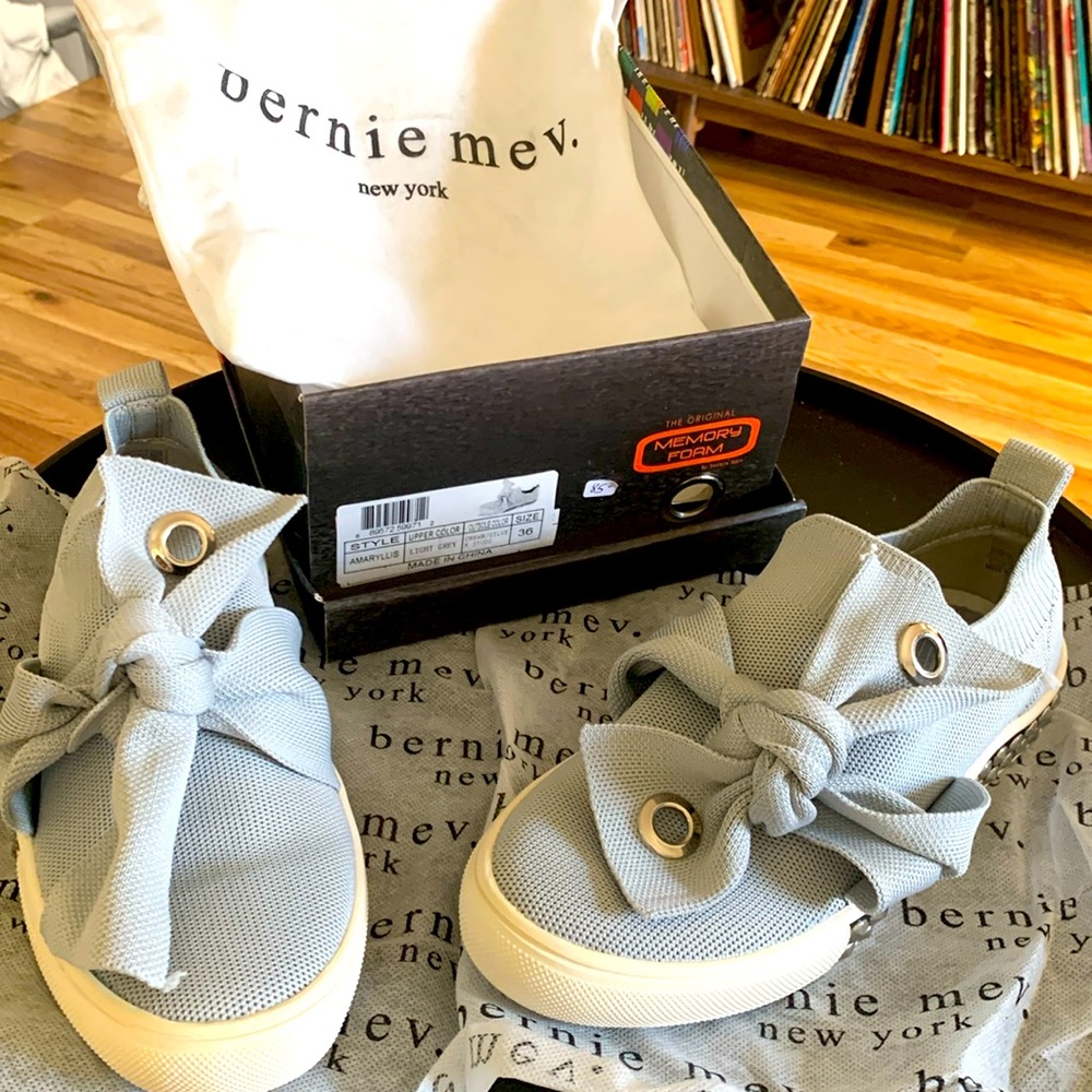 Memory foam slip on.   Dress or casual.